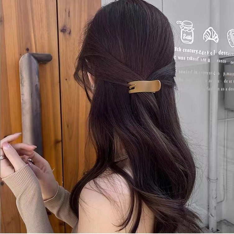 Simple solid-colored small hair clips