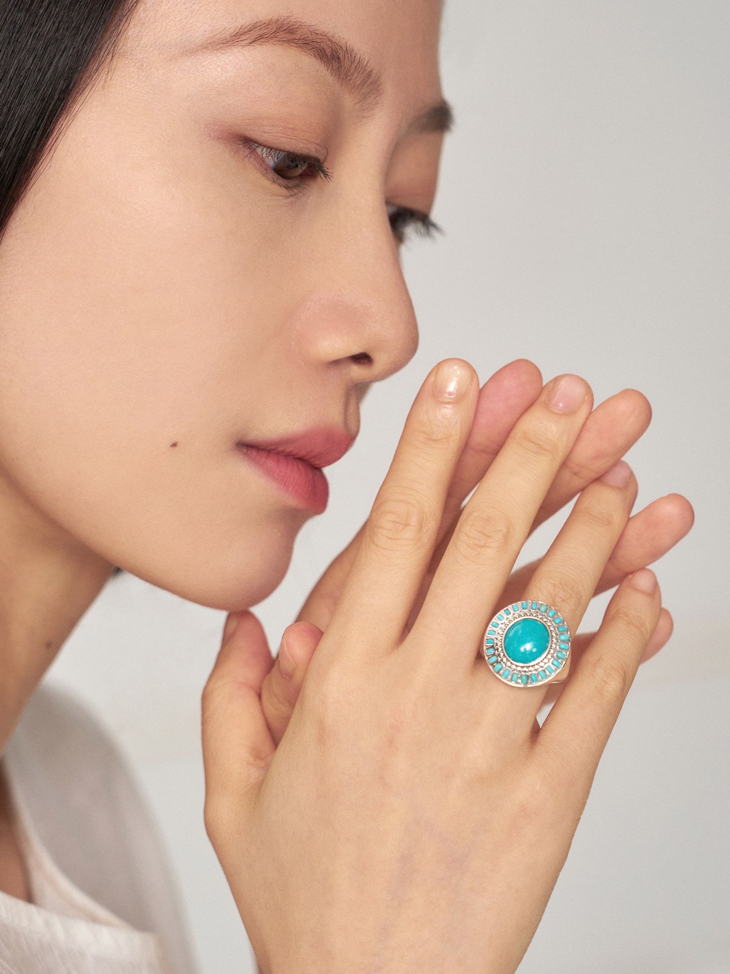 A high-end turquoise ring with a light luxury design sense for women