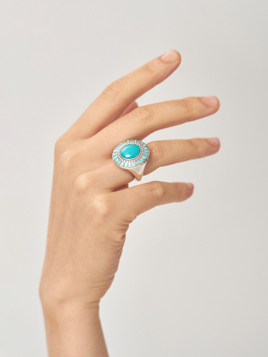 A high-end turquoise ring with a light luxury design sense for women