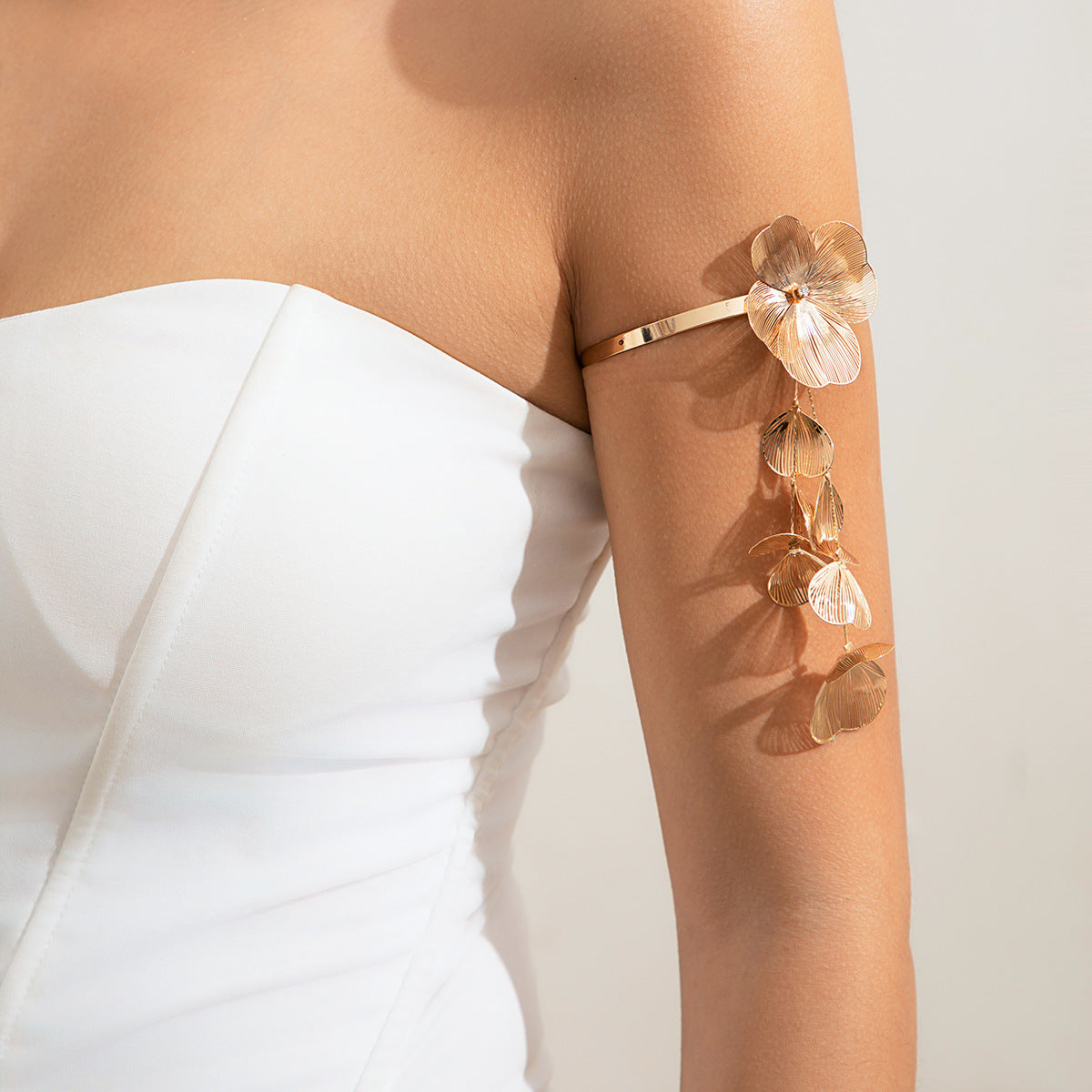 Europe and the United States cross-border jewelry niche ginkgo leaf tassel necklace sweet cool style design retro pull collar choker