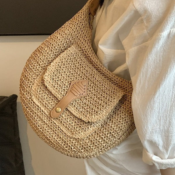 A casual and vacation-style straw-woven bag for women