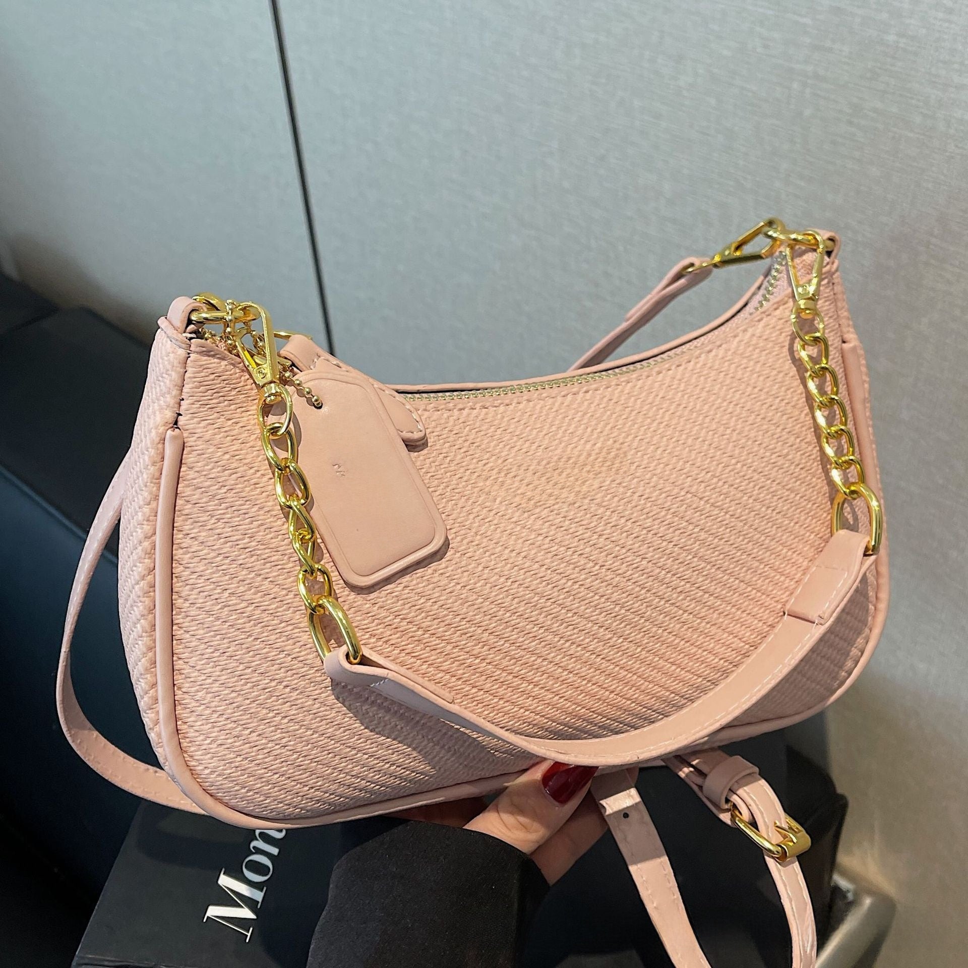 Single-shoulder crossbody bag under the arm