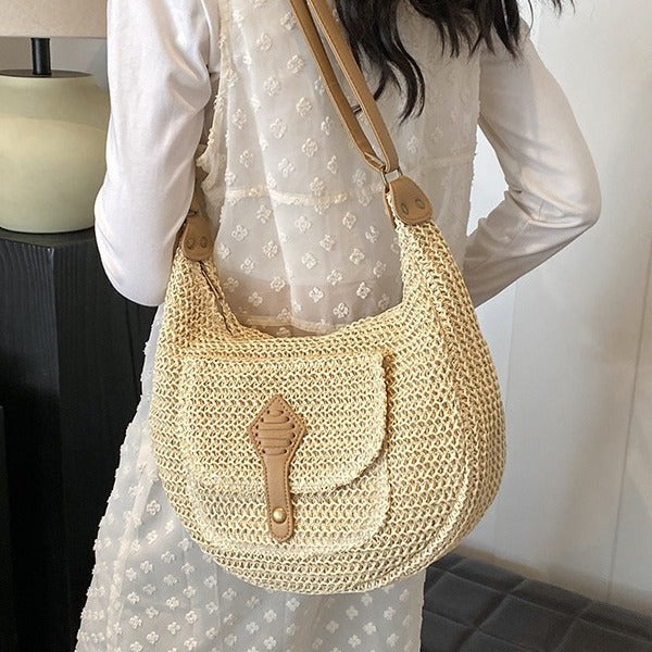 A casual and vacation-style straw-woven bag for women