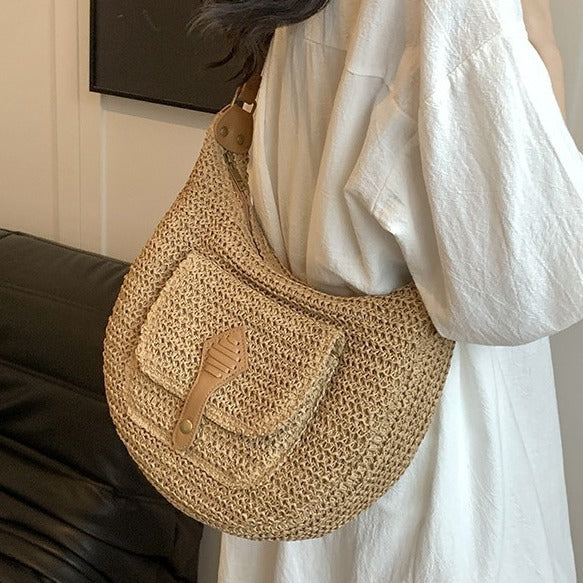 A casual and vacation-style straw-woven bag for women