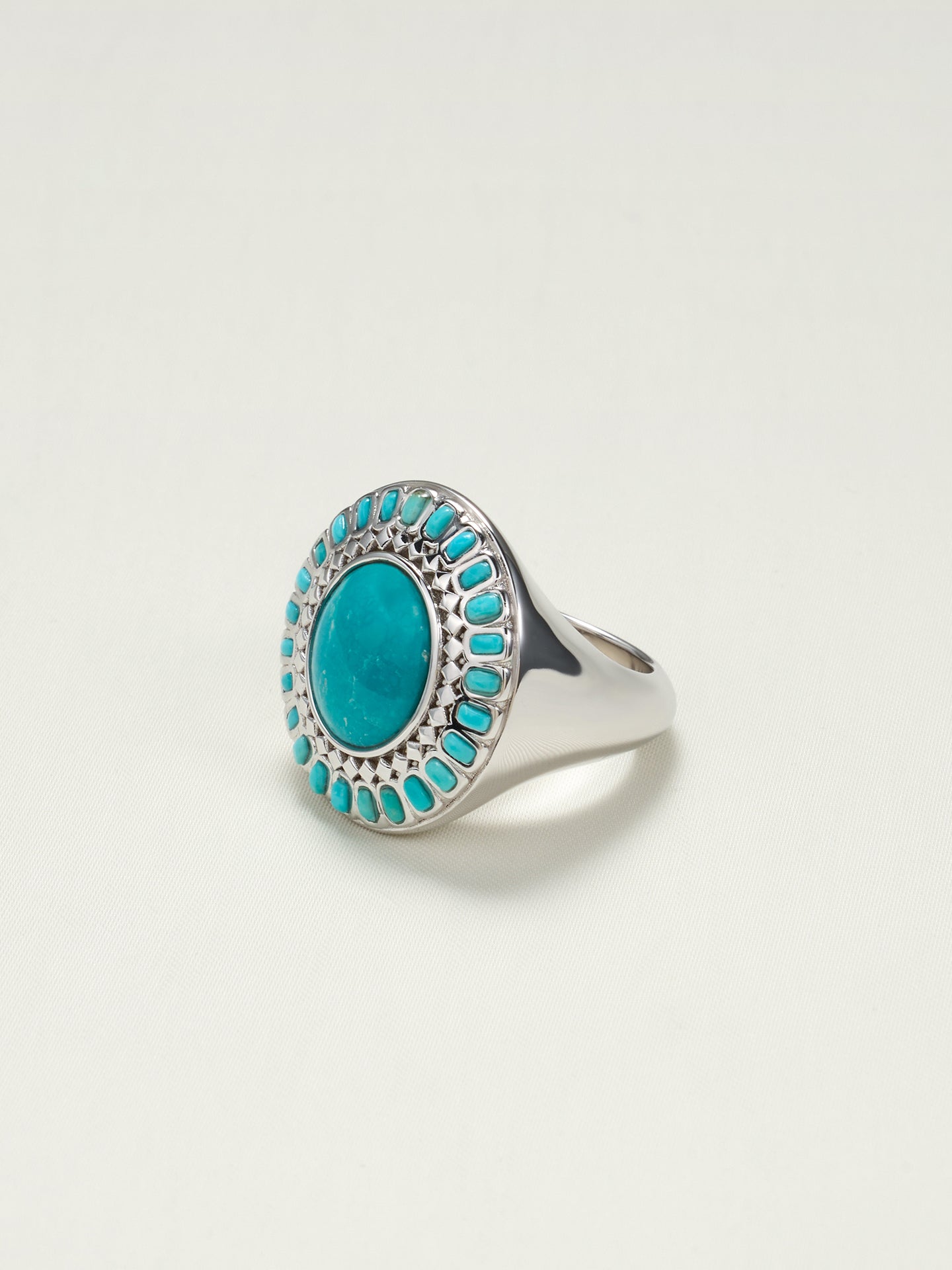 A high-end turquoise ring with a light luxury design sense for women