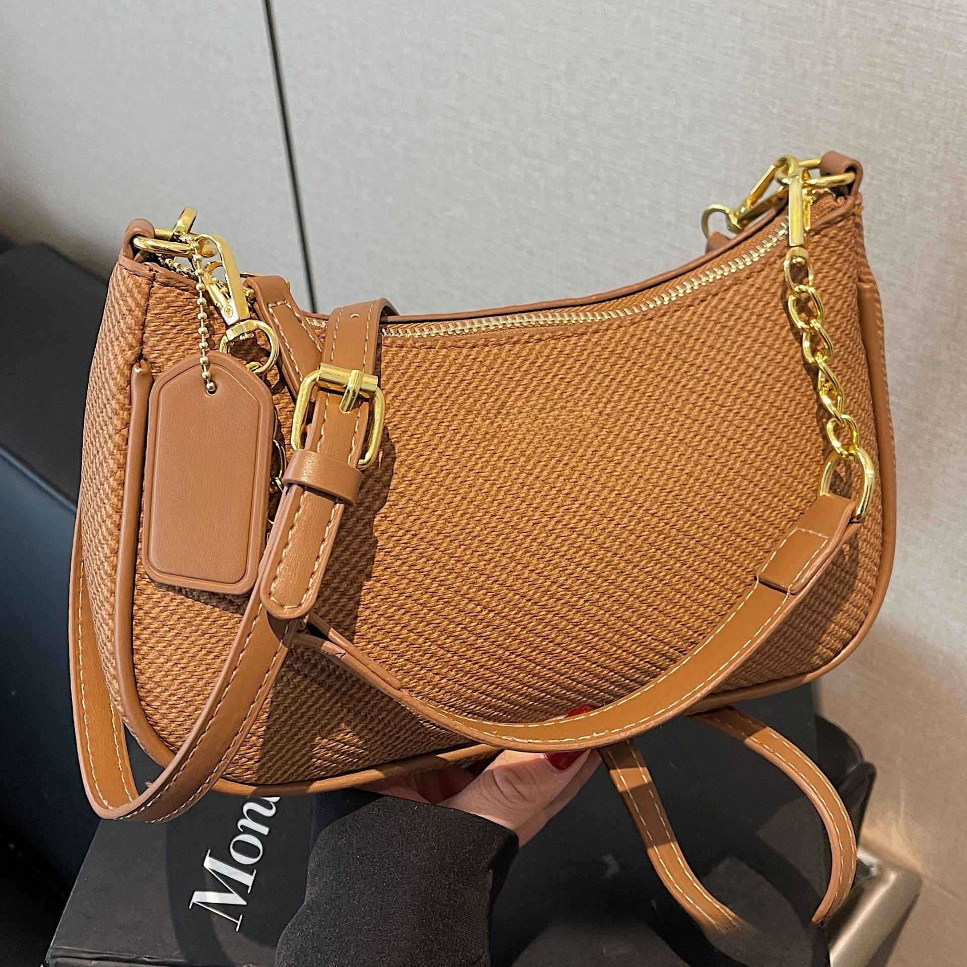 Single-shoulder crossbody bag under the arm